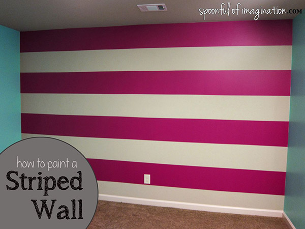 Una pared pintada a rayas horizontales rosas y blancas