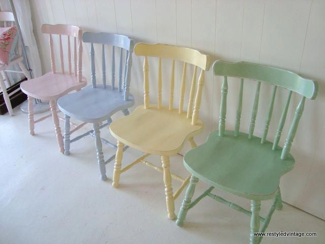 Sillas de madera pintadas en tonos pastel