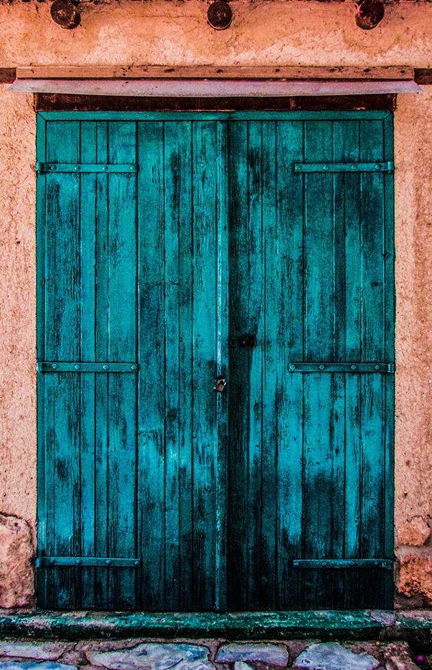 Puerta de entrada o puerta exterior pintada de color aguamarina