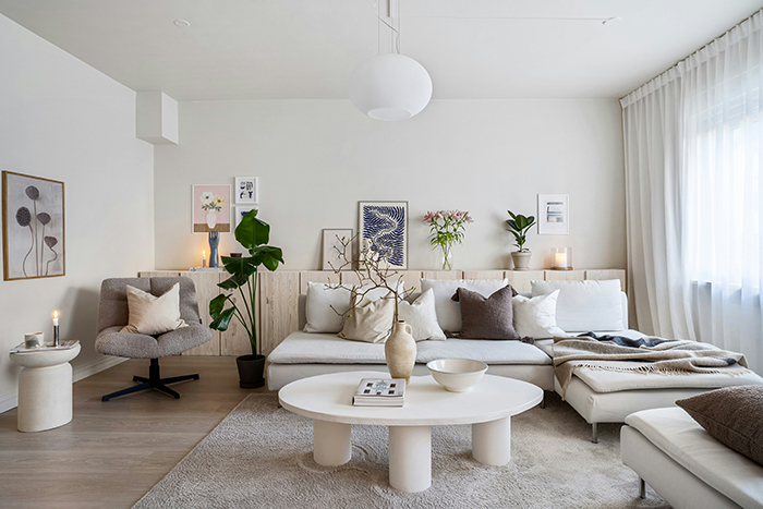 Salón nórdico pintado en tonos neutros relajantes