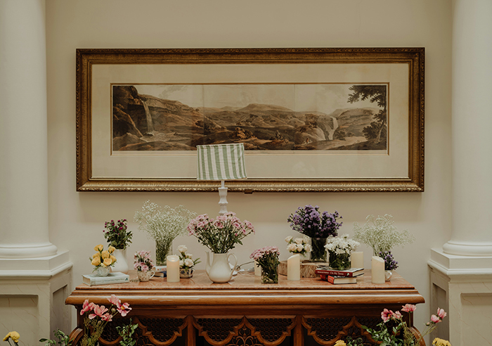 Aparador decorado con ramos de flores