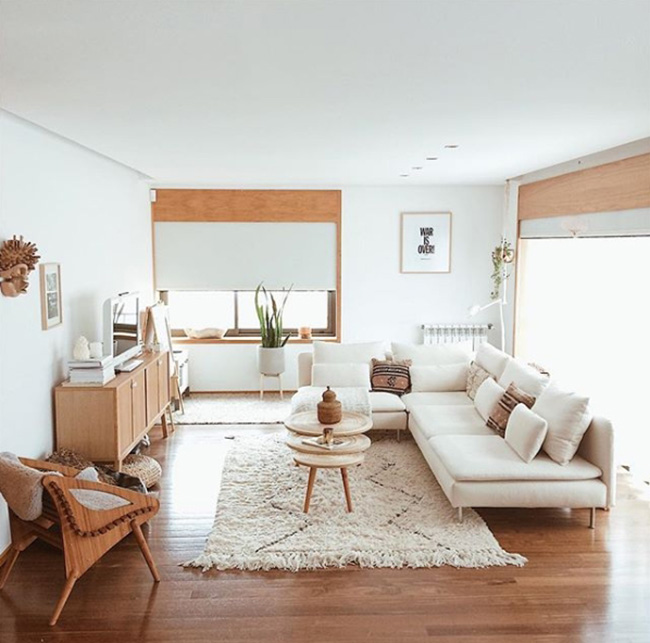 Salón moderno en blanco y madera