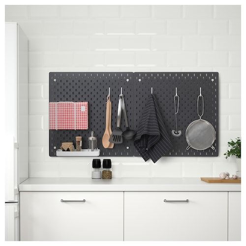 Una cocina con un panel perforado como repisa