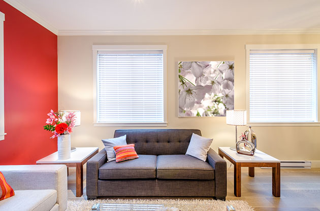 Un salón decorado en blanco hueso y rojo