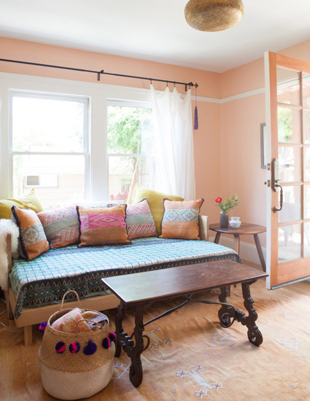 Oturma odasını boyamak için sıcak renkler: Somon