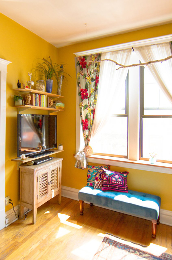 Oturma odasını boyamak için sıcak renkler: Sarıya boyanmış bir oturma odası