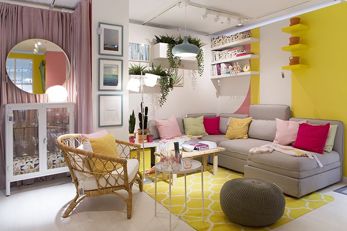 İki renge boyanmış bir oturma odası: Pembe ve sarı