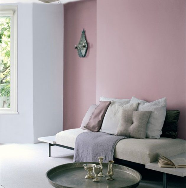 İki renkte boyanmış oturma odası: Mor ve gri