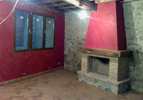 Salón rústico, rojo y piedras en las paredes