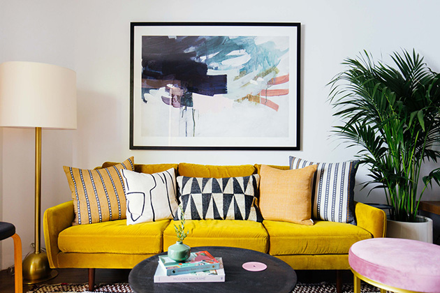 Un elegante salón con un sofá amarillo