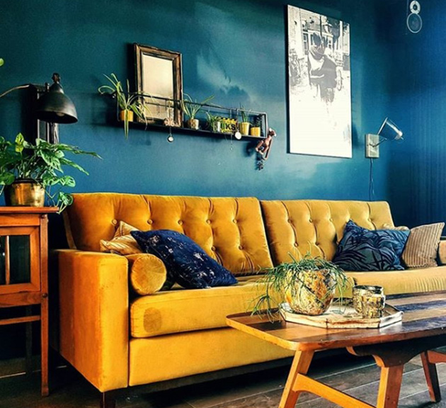Sarı kanepeli mavi bir oturma odası