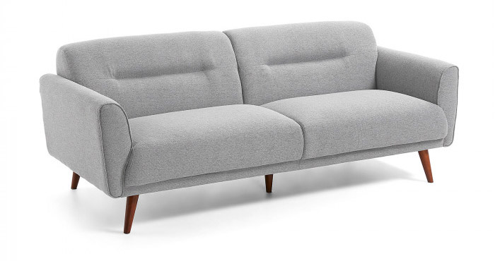 Un sofá moderno tapizado en gris claro perfecto para salones pequeños
